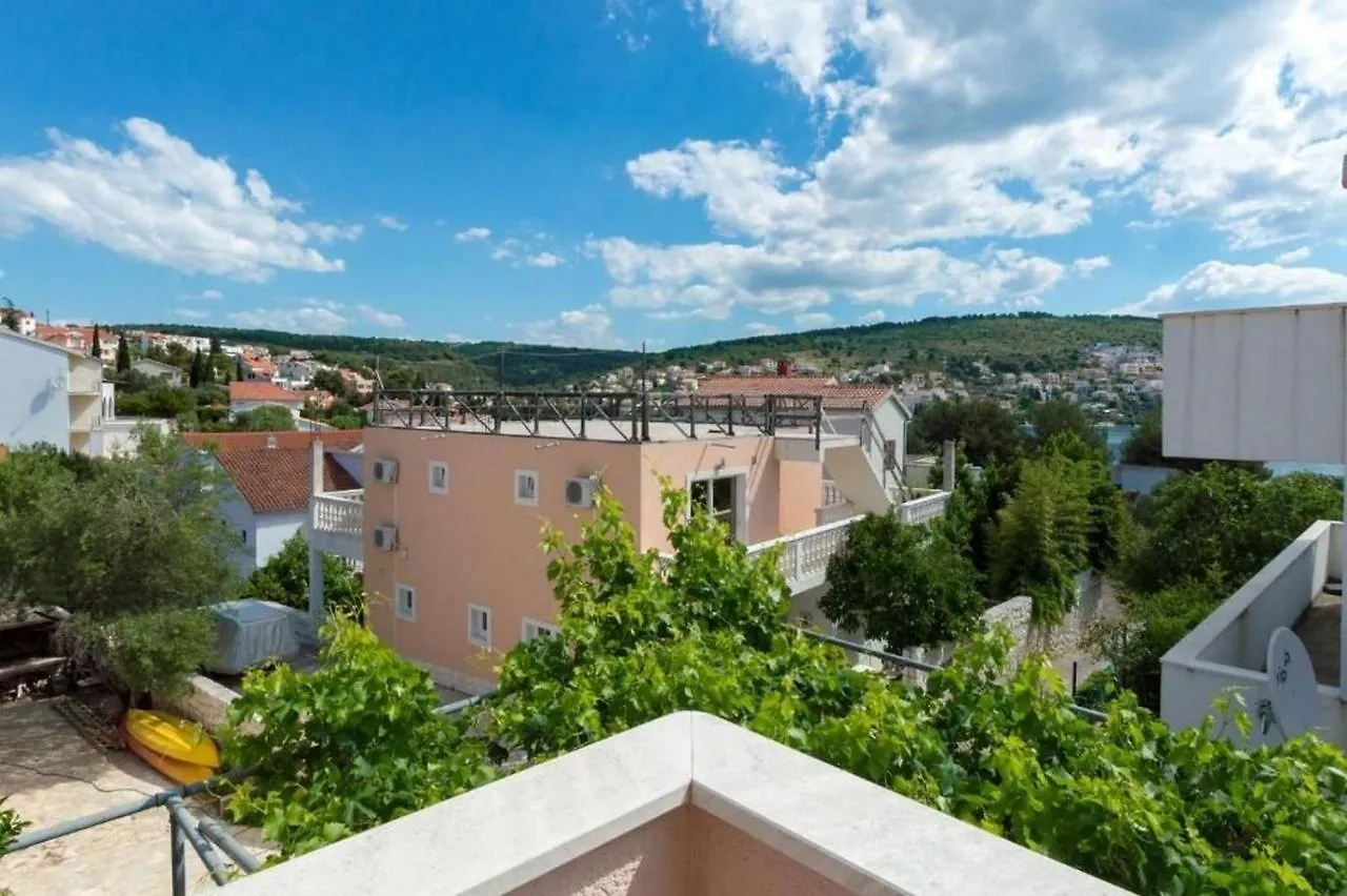 Apartments Prkacin Trogir 0*,